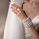 Утонченное свадебное платье из атласа с кейпом фото