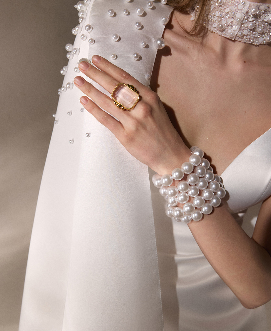 Утонченное свадебное платье из атласа с кейпом фото