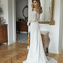 Кружевное свадебное платье рыбка с декором из бус фото