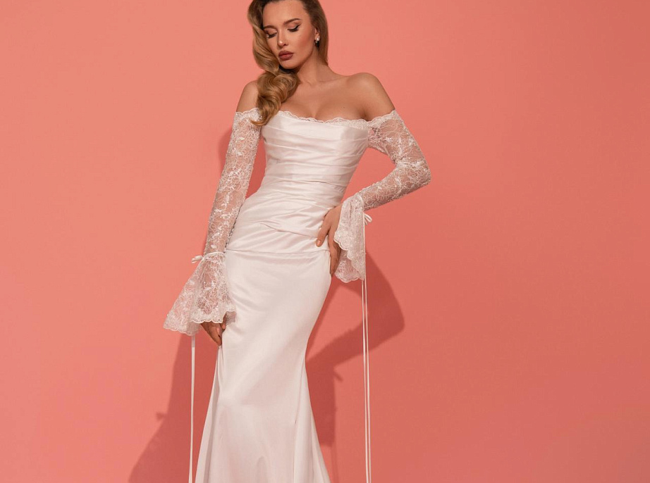 Атласное свадебное платье рыбка с кружевными рукавами-клёш фото