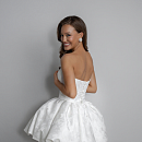 Короткое свадебное платье из дизайнерской ткани с пышной юбкой фото