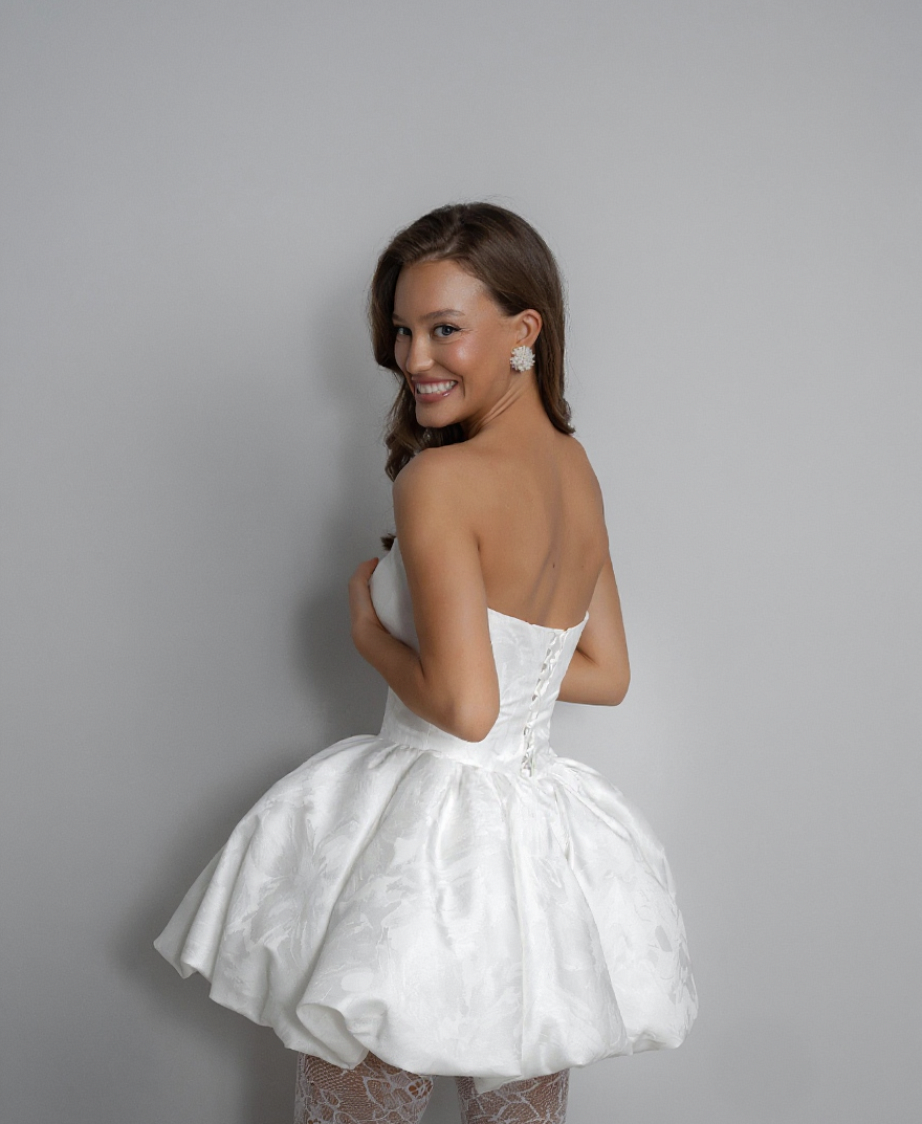 Короткое свадебное платье из дизайнерской ткани с пышной юбкой фото