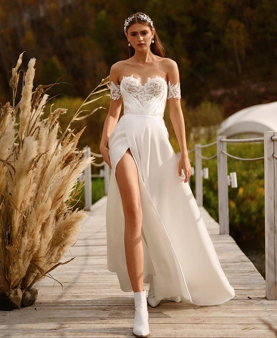Белое атласное свадебное платье с разрезом фото
