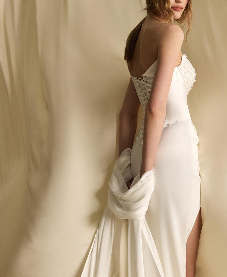 Комплект из атласа с жемчужным декором фото