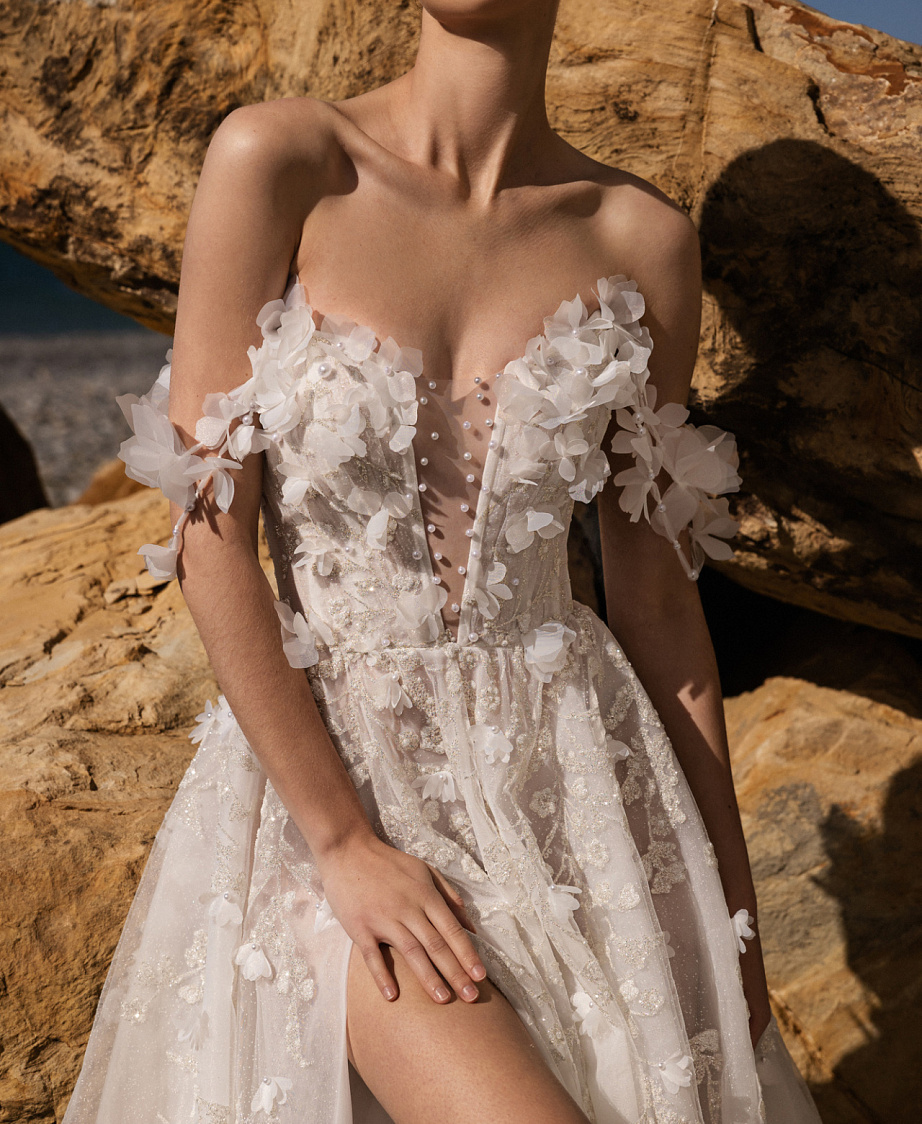 Сверкающее свадебное платье расшитое объемными цветами фото