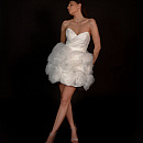 Свадебное платье с пышной короткой юбкой из роз фото
