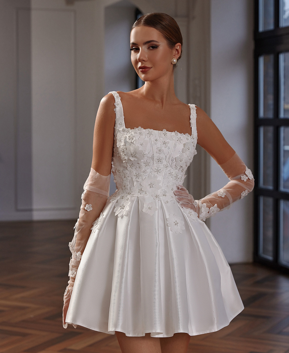 Атласное свадебное платье мини с цветочным кружевом фото