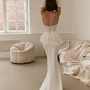 Атласное свадебное платье с кружевной баской фото