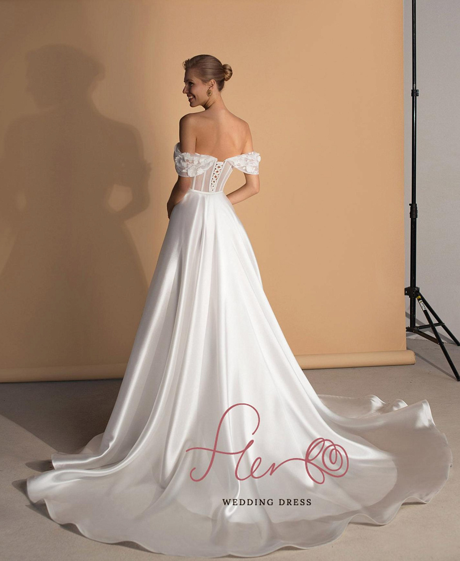 Атласное свадебное платье с цветочным декором по лифу фото