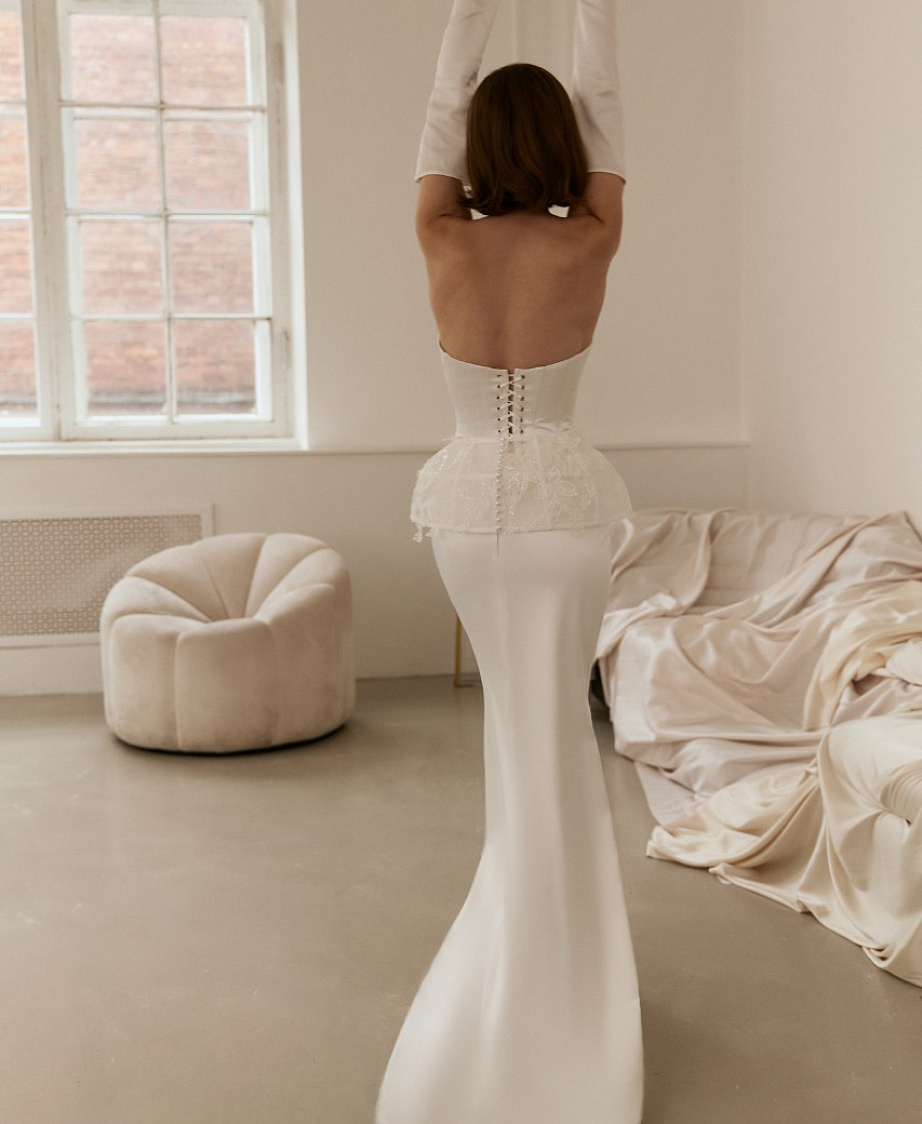 Атласное свадебное платье с кружевной баской фото