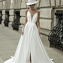 Атласное свадебное платье на тонких бретелях фото