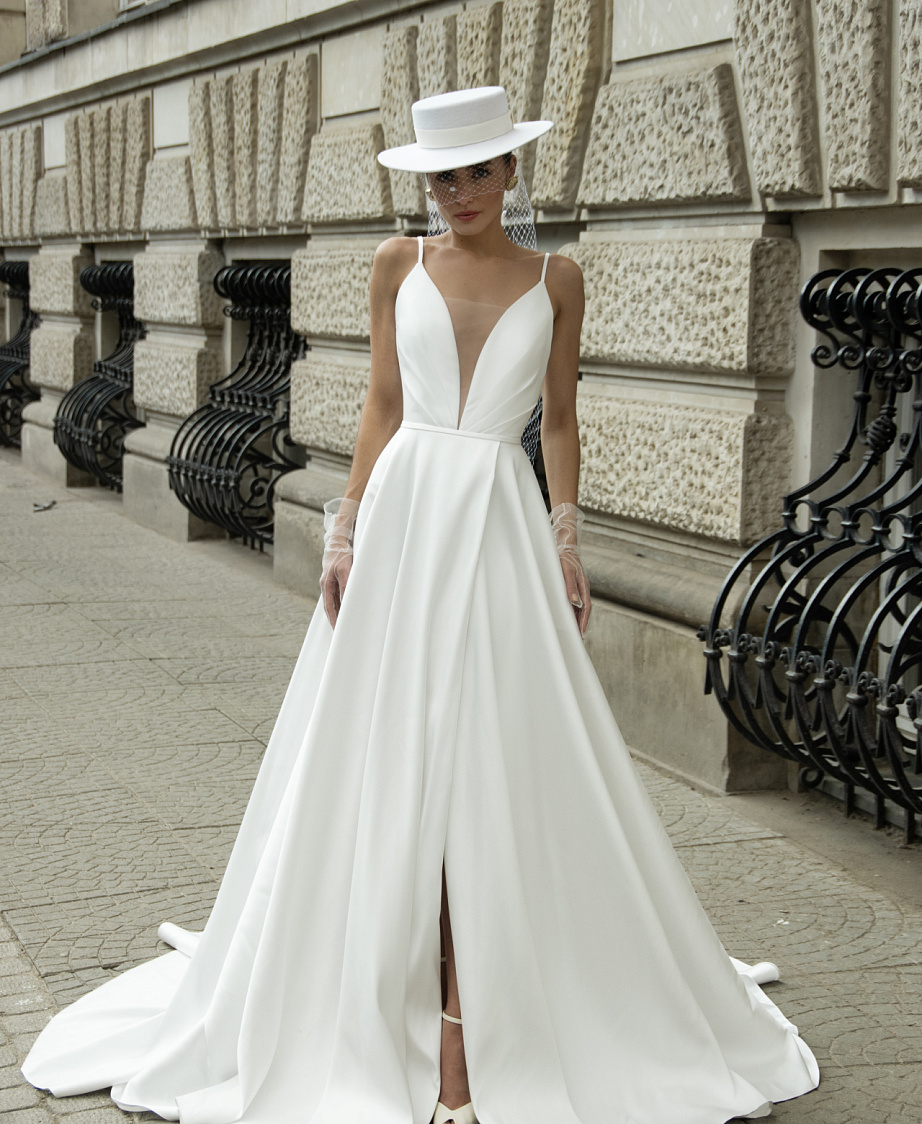 Атласное свадебное платье на тонких бретелях фото