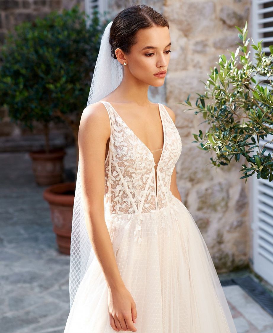 Легкое свадебное платье с оголенной спиной фото