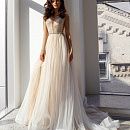 Блестящее бежевое свадебное платье фото