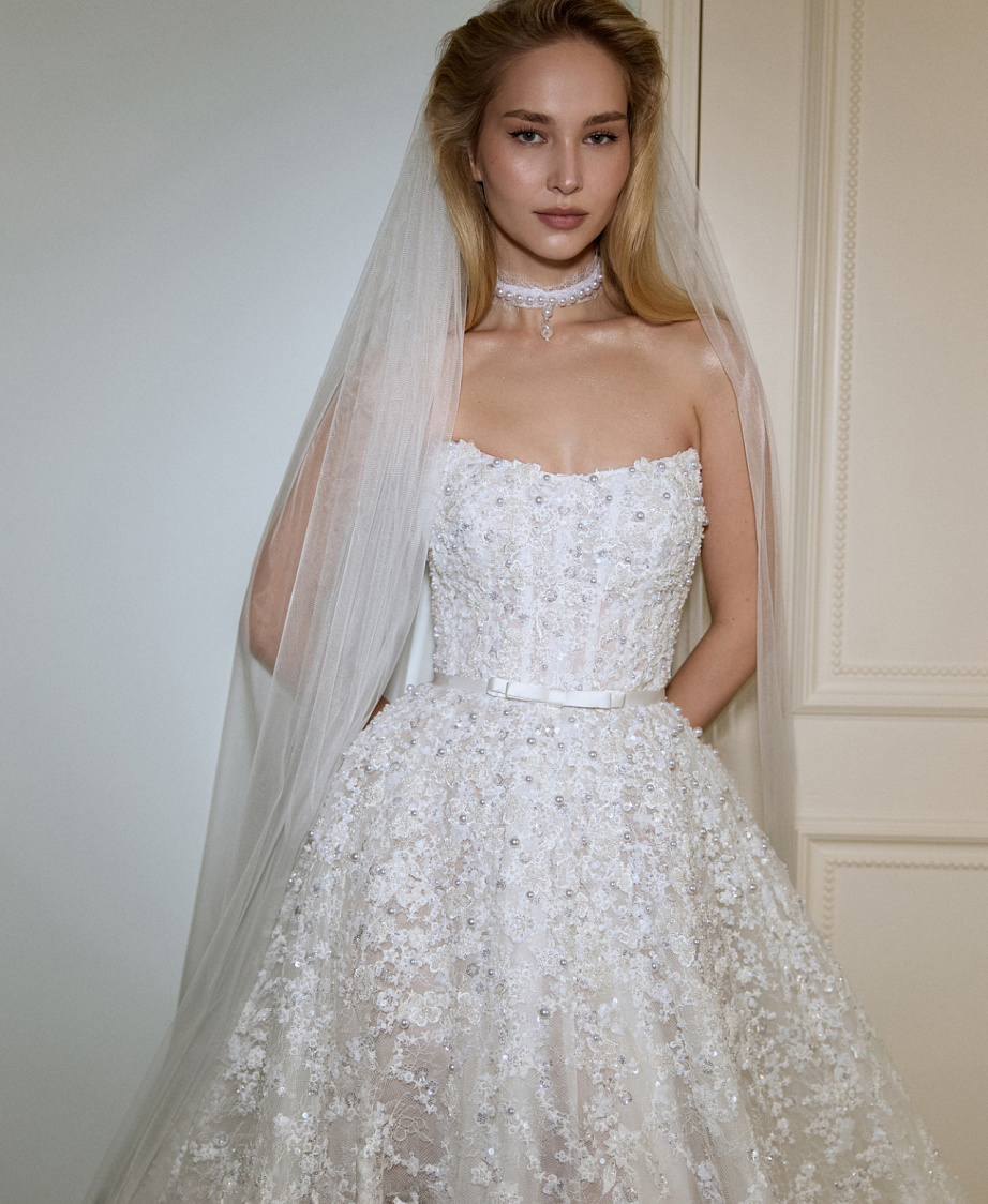 Пышное кружевное свадебное платье с жемчугом  фото