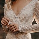 Свадебное платье с золотым оттенком и кружевными рукавами фото