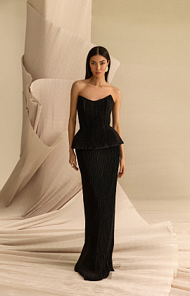 Черное вечернее платье из ткани-плиссе фото