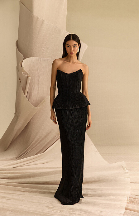 Черное вечернее платье из ткани-плиссе фото
