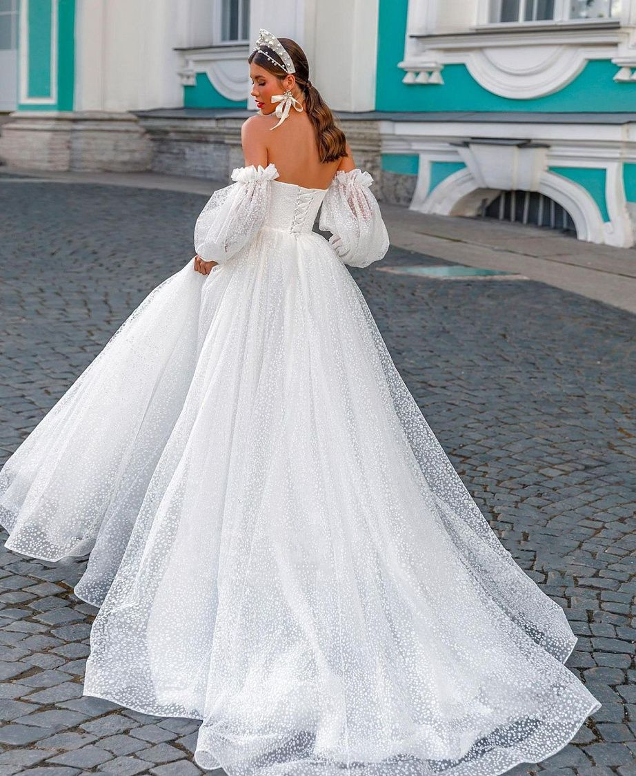 Блестящее свадебное платье с пышными рукавами фото
