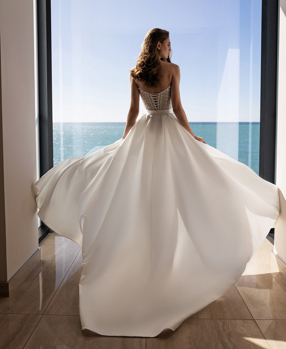 Стильное свадебное платье со съемной атласной юбкой фото