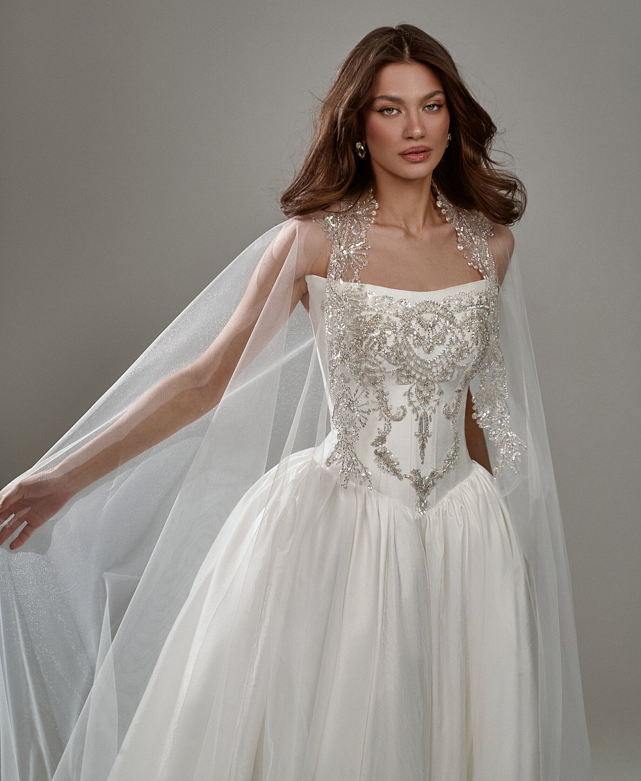 Пышное платье с расшитым корсетом фото