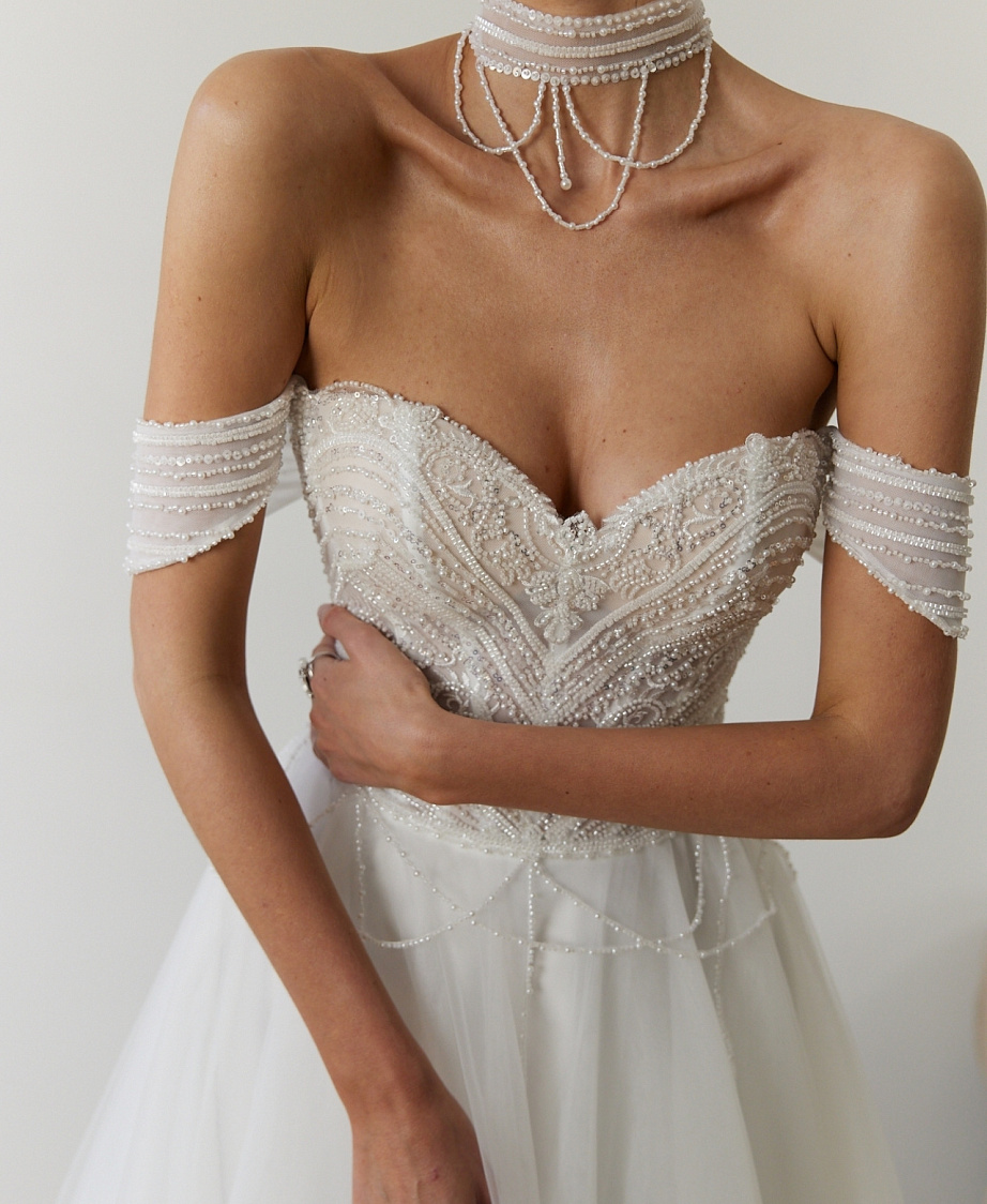 Нежное свадебное платье с чокером фото
