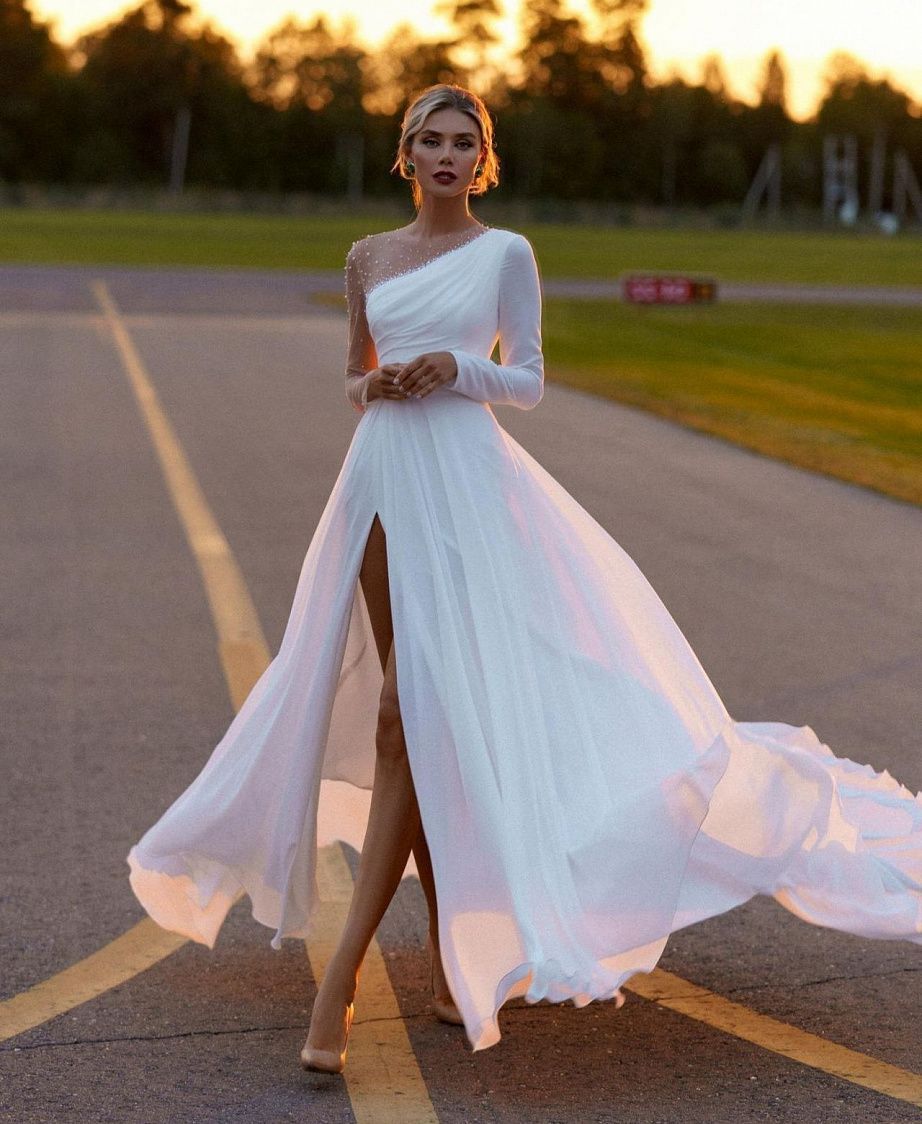 Необычное свадебное платье с разрезом фото