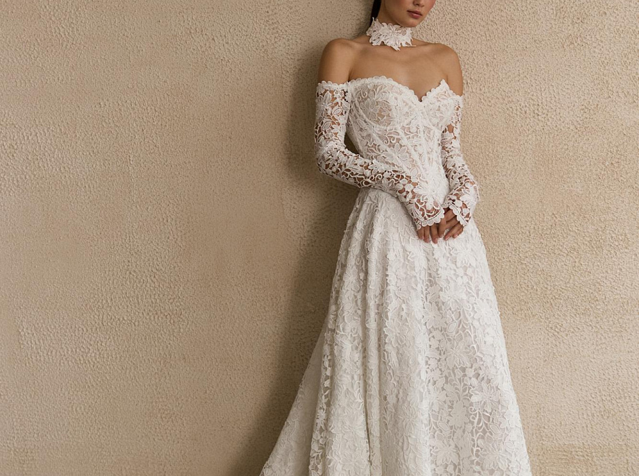 Роскошное кружевное свадебное платье с рукавами и открытыми плечами фото