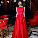 Красное атласное платье фото
