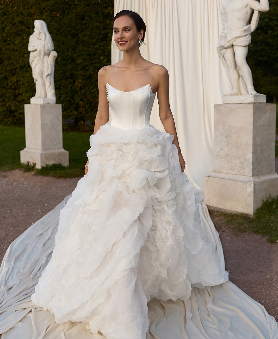 Пышное платье из дизайнерской ткани с атласным корсетом фото