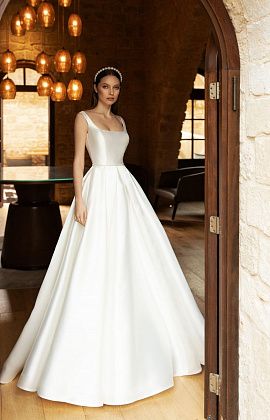 Атласное свадебное платье с открытой спиной фото