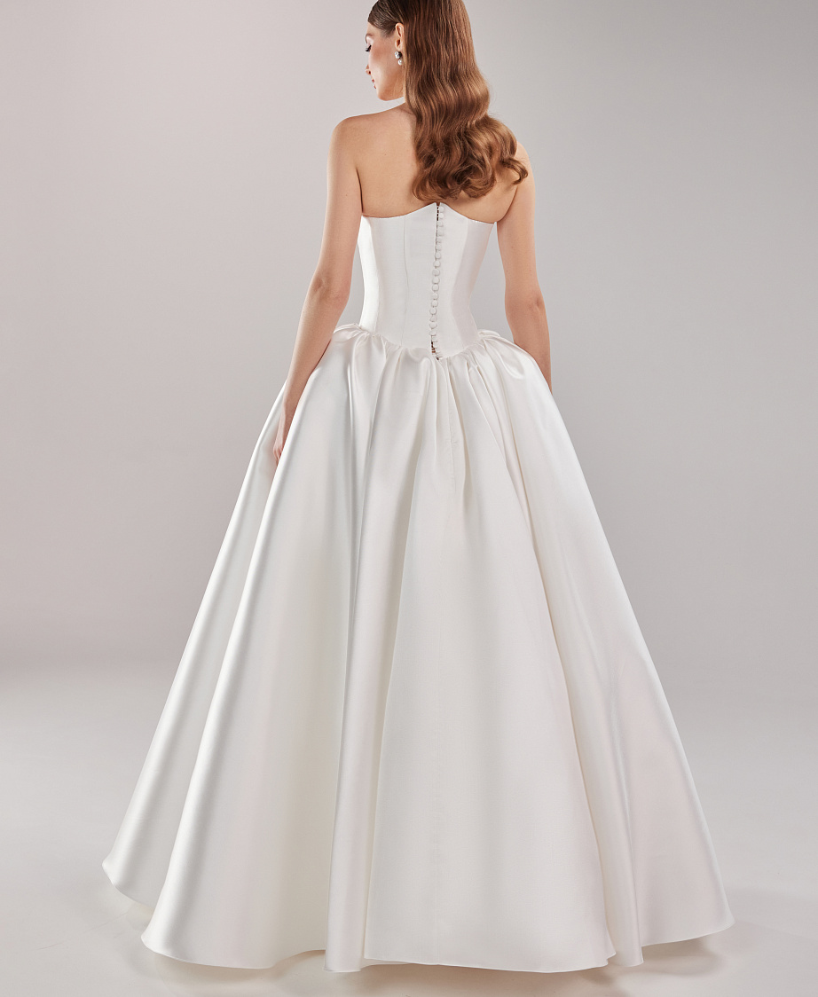 Пышное свадебное платье из микадо с открытыми плечами фото