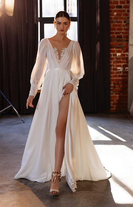 Струящееся свадебное платье с объемными рукавами фото