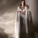 Утонченное свадебное платье из атласа с кейпом фото