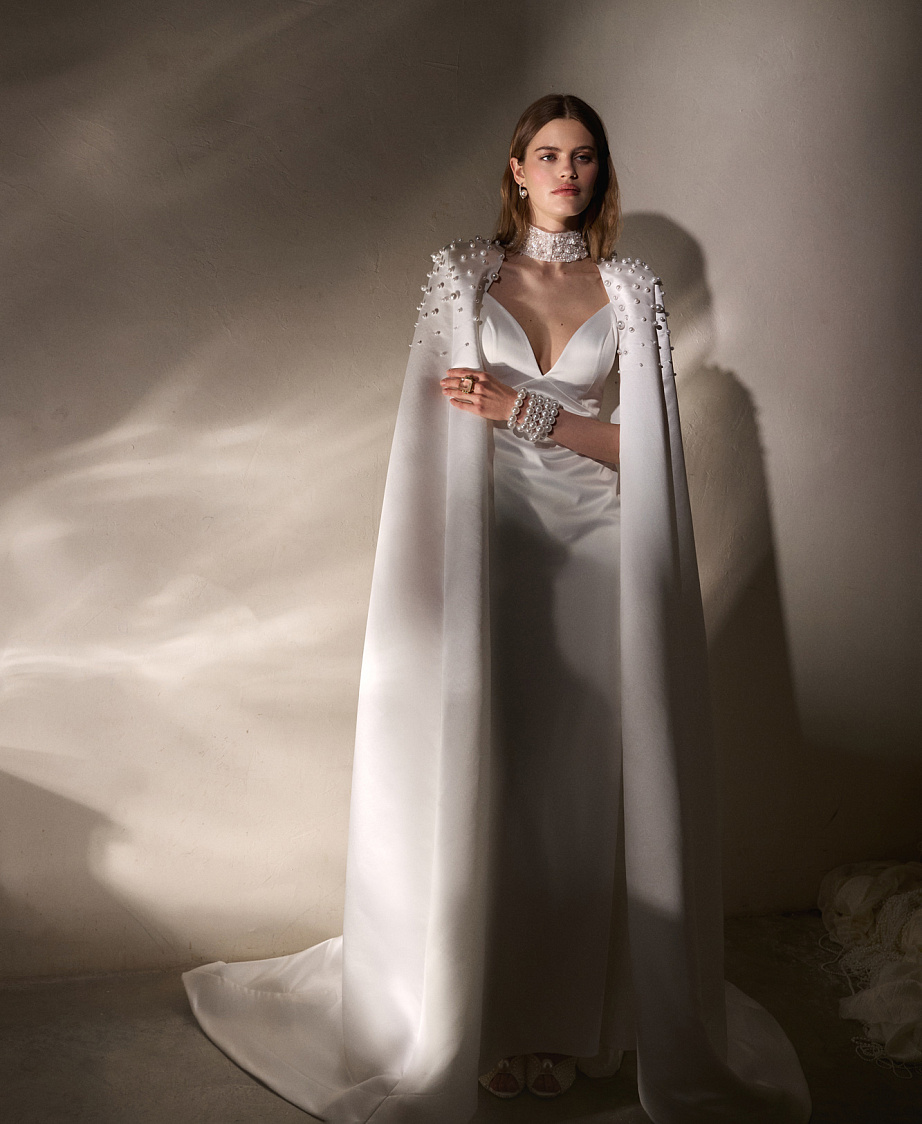 Утонченное свадебное платье из атласа с кейпом фото