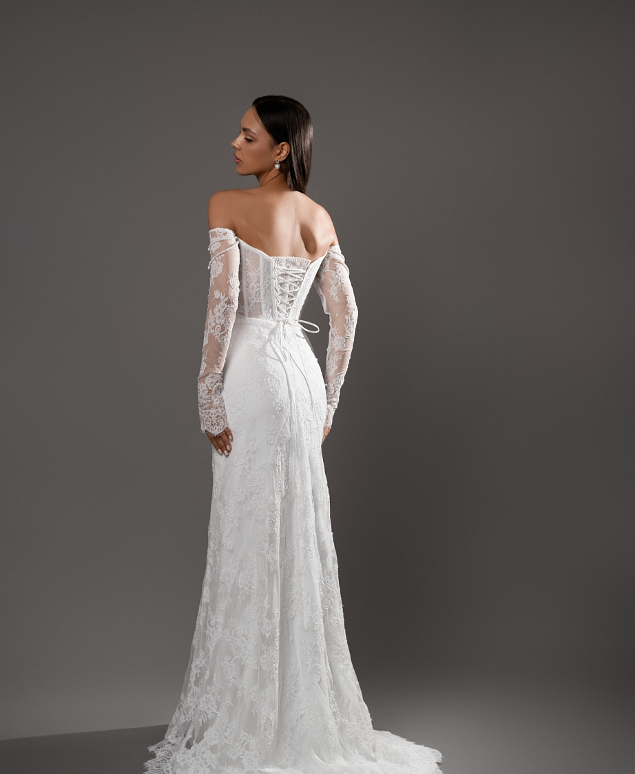 Кружевное свадебное платье русалка с декором из бус фото