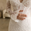 Кружевное свадебное платье с рукавами и съемным шлейфом фото