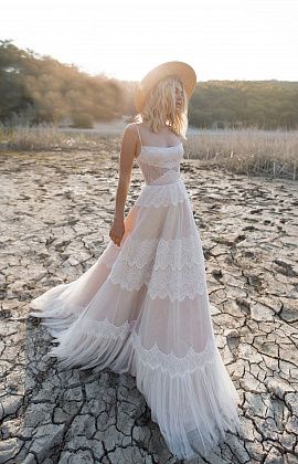 Стильное свадебное платье на тонких бретелях фото