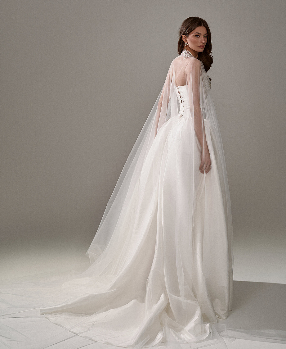 Пышное платье с расшитым корсетом фото