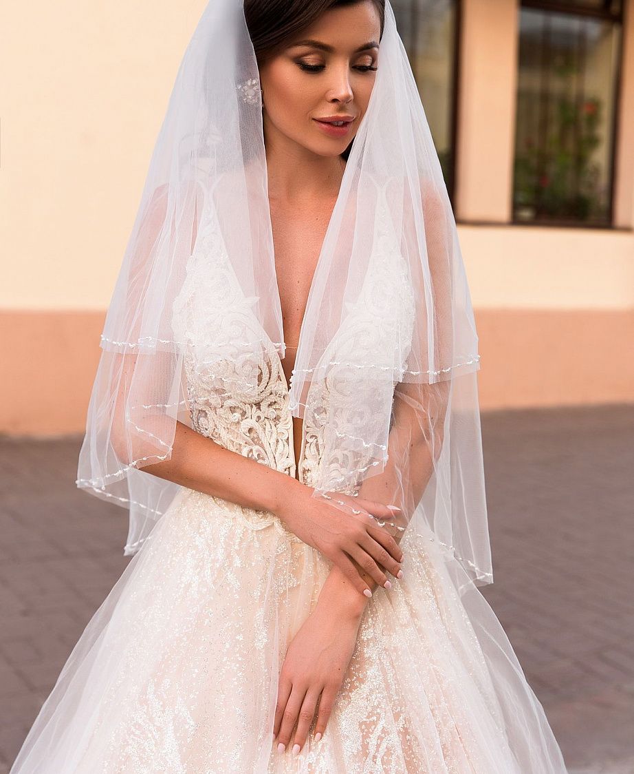 Пышное блестящее свадебное платье с открытой спиной фото