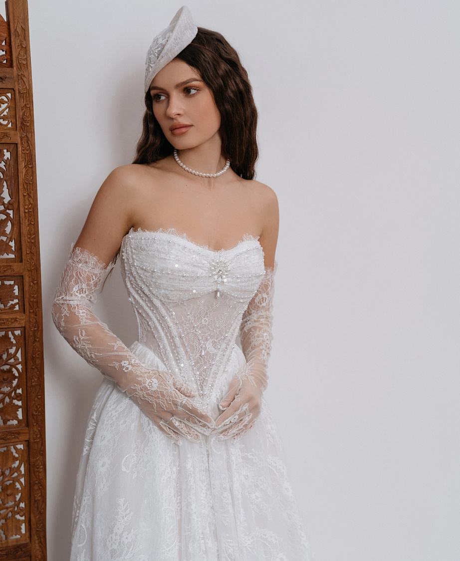 Роскошное кружевное свадебное платье с диснеевским корсетом фото