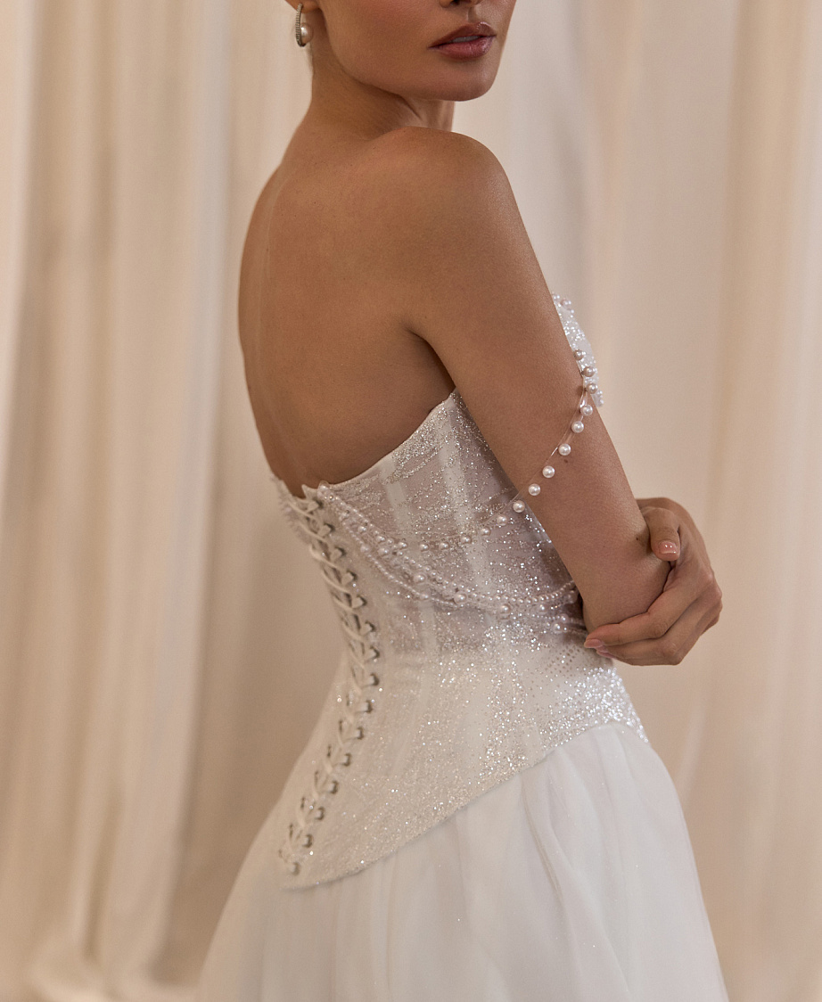 Свадебное платье с пышной юбкой и расшитым корсетом фото