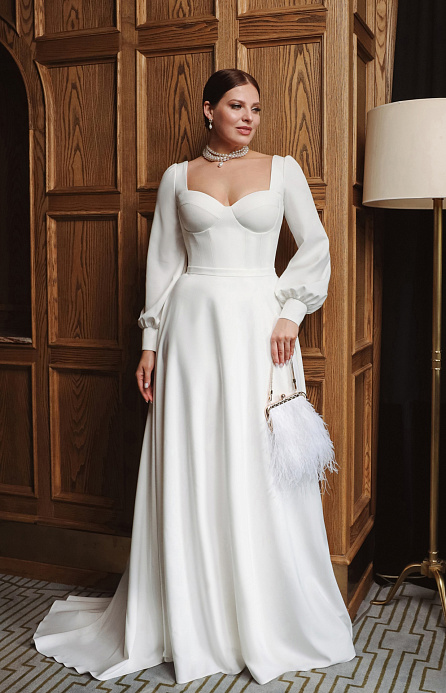 Лаконичное свадебное платье плюс сайз фото