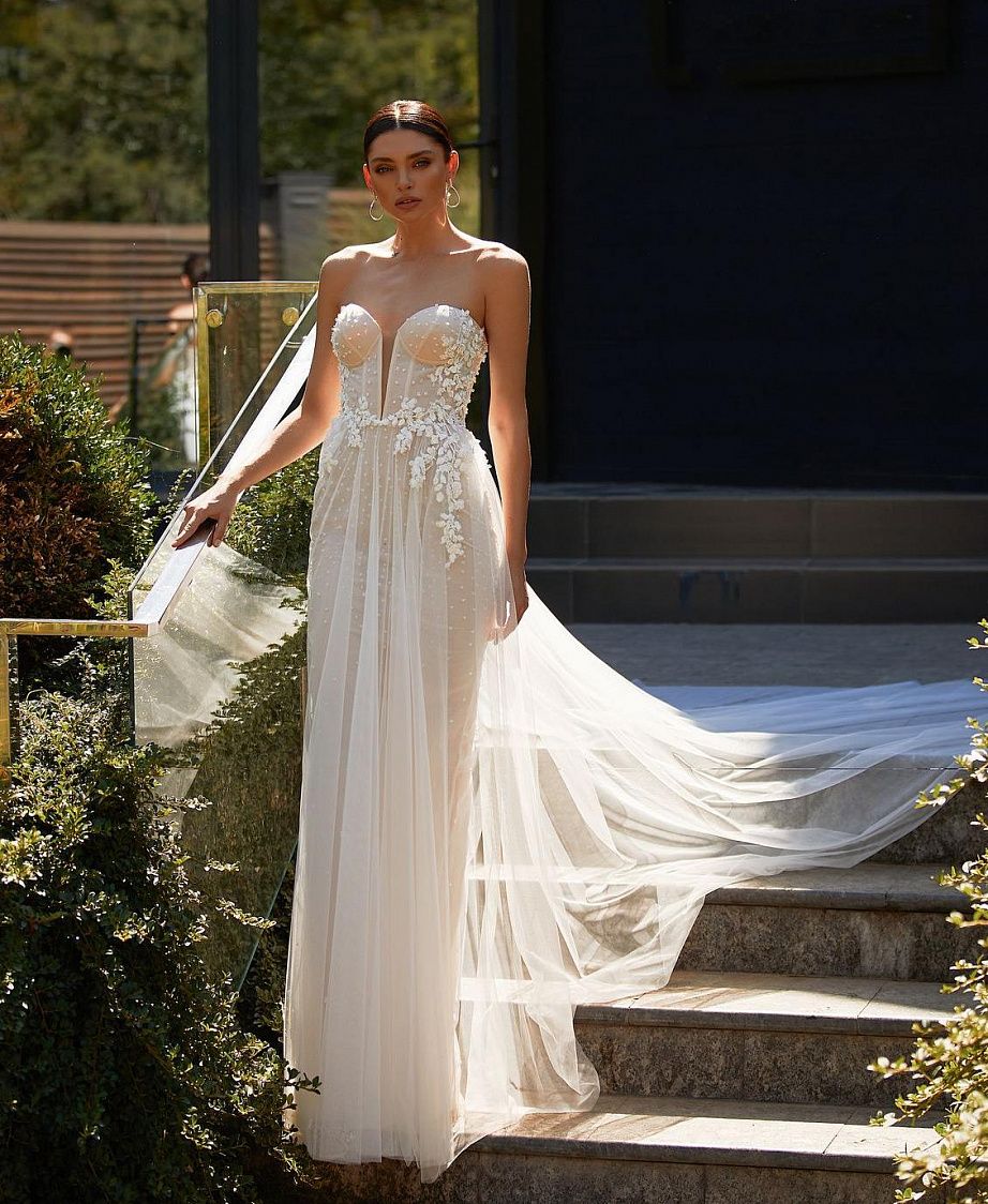 Бежевое свадебное платье с декольте фото