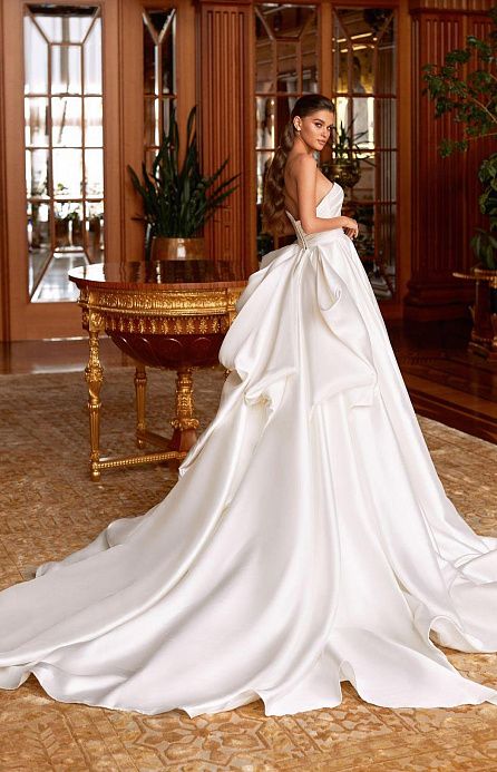 Пышное атласное свадебное платье с вырезом в форме сердца фото