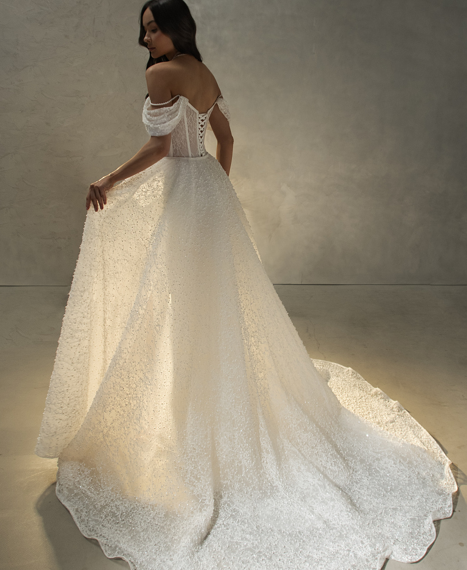 Кружевное платье-русалка с бисером и со съемным шлейфом фото