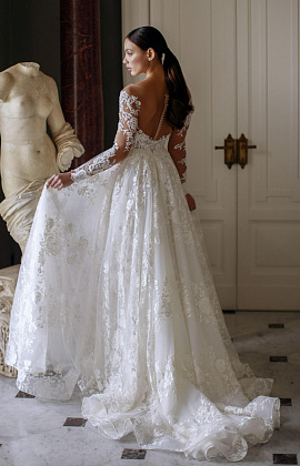 Роскошное кружевное свадебное платье со шлейфом фото