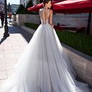 Струящееся свадебное платье с прозрачным корсетом