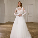 Закрытое свадебное платье с юбкой из фатина и кружевным верхом фото