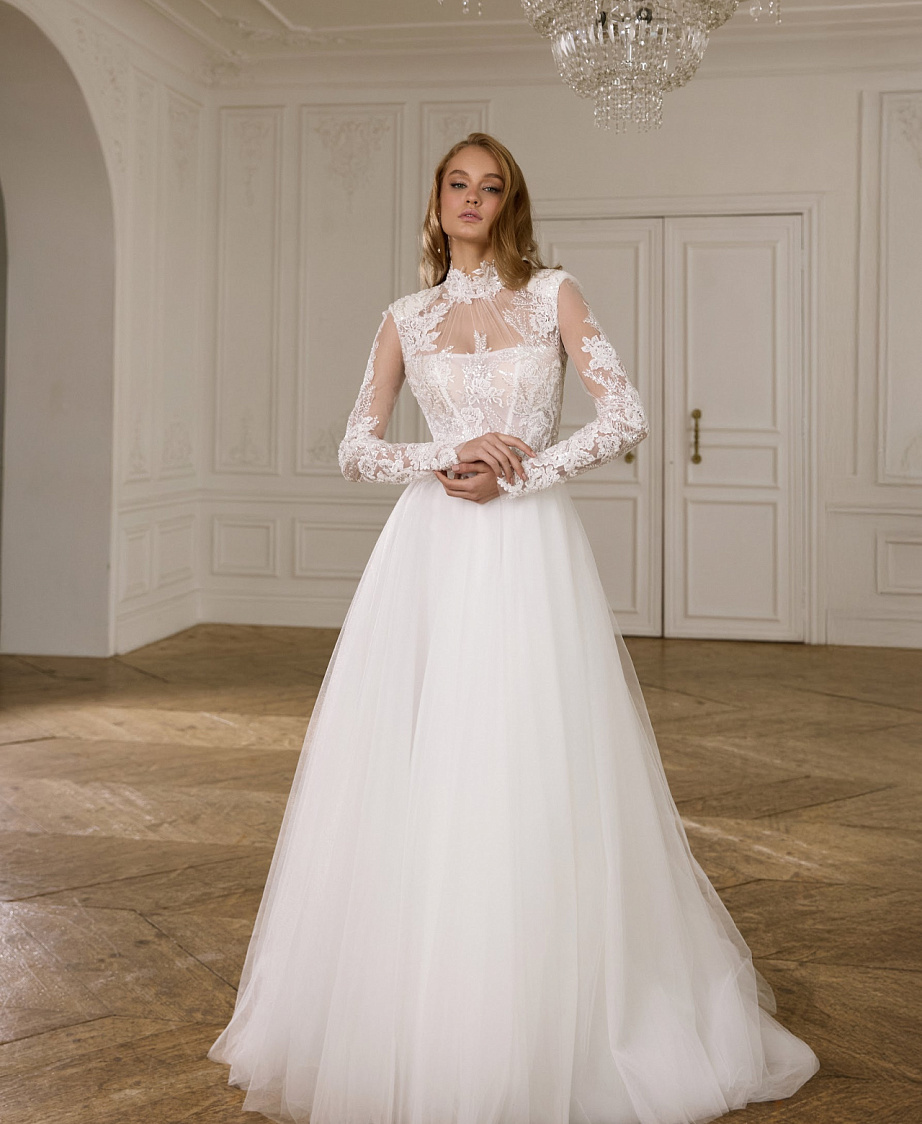 Закрытое свадебное платье с юбкой из фатина и кружевным верхом фото